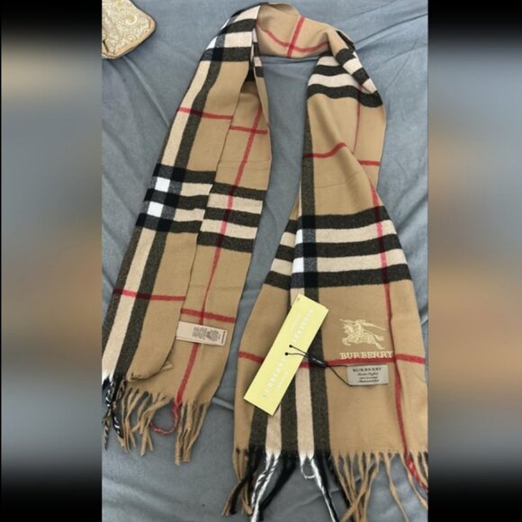 Classic Cashmere Burberry Scarf - Picture 2 of 4